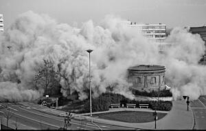 Ob man heute wieder so verfahren würde? Kritische Beobachter nennen die Sprengung vom 21. Februar 1972 typisch für den damaligen Zeitgeist. Die Stimme schrieb damals von einer "Meisterleistung der Technik". Ob man heute wieder so verfahren würde? Kritische Beobachter nennen die Sprengung vom 21. Februar 1972 typisch für den damaligen Zeitgeist. Die Stimme schrieb damals von einer "Meisterleistung der Technik".