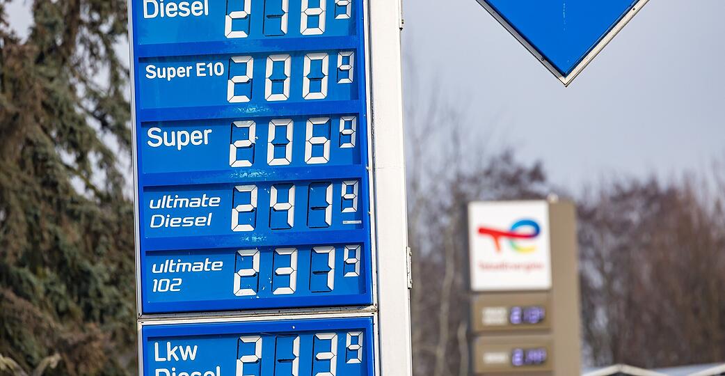 An vielen Tankstellen in Deutschland kosten alle Kraftstoffsorten inzwischen mehr als zwei Euro je Liter. Die Stromkosten f&uuml;r das Laden eines E-Autos sind im Vergleich in der Regel niedriger.