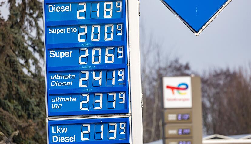 An vielen Tankstellen in Deutschland kosten alle Kraftstoffsorten inzwischen mehr als zwei Euro je Liter. Die Stromkosten f&uuml;r das Laden eines E-Autos sind im Vergleich in der Regel niedriger.