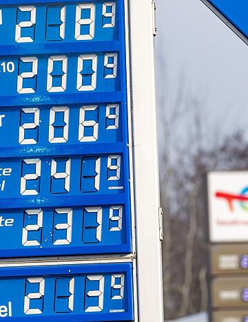 An vielen Tankstellen in Deutschland kosten alle Kraftstoffsorten inzwischen mehr als zwei Euro je Liter. Die Stromkosten f&uuml;r das Laden eines E-Autos sind im Vergleich in der Regel niedriger.