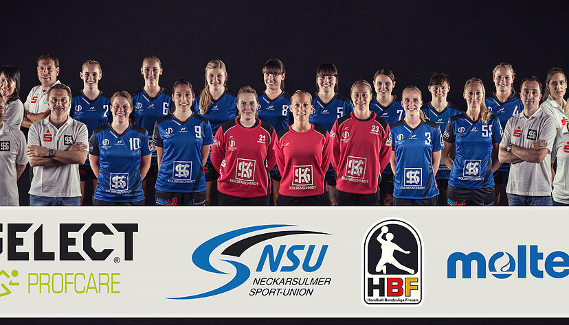 Mit diesem Personal geht die Sport-Union Neckarsulm in die Zweitliga-Saison 2015/2016; obere Reihe (von links nach rechts): Team-Managerin Jutta Perger, Mannschaftsarzt Dr. Boris Brand, Selina Kalmbach, Luisa Gerber, Seline Ineichen, Svenja Kaufmann, Hannah Breitinger, Kathrin Fischer, Katharina Beddies, Louisa Wolf, Physiotherapeutin Eva Odenwald; untere Reihe (von links nach rechts): Co-Trainer Sven Fischer, Trainer Emir Hadzimuhamedovic, Maike Daniels, Isabel Tissekker, Melanie Herrmann, Katrin R&uuml;ttinger, Celia Schneider, Lena Hoffmann, Alena Vojt&iacute;skov&aacute;, Co-Trainer Edin Hadzimuhamedovic, Torh&uuml;terinnen-Trainerin Susanne Anker.