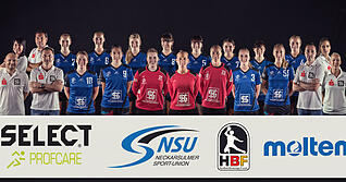 Mit diesem Personal geht die Sport-Union Neckarsulm in die Zweitliga-Saison 2015/2016; obere Reihe (von links nach rechts): Team-Managerin Jutta Perger, Mannschaftsarzt Dr. Boris Brand, Selina Kalmbach, Luisa Gerber, Seline Ineichen, Svenja Kaufmann, Hannah Breitinger, Kathrin Fischer, Katharina Beddies, Louisa Wolf, Physiotherapeutin Eva Odenwald; untere Reihe (von links nach rechts): Co-Trainer Sven Fischer, Trainer Emir Hadzimuhamedovic, Maike Daniels, Isabel Tissekker, Melanie Herrmann, Katrin R&uuml;ttinger, Celia Schneider, Lena Hoffmann, Alena Vojt&iacute;skov&aacute;, Co-Trainer Edin Hadzimuhamedovic, Torh&uuml;terinnen-Trainerin Susanne Anker.