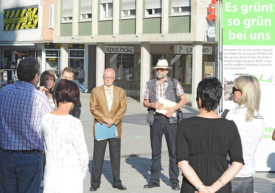 5.10.2011: Heilbronner Einzelhändler an Allee und Seitenstraßen schließen sich zu der Werbegemeinschaft „Grünes Band“ zusammen. Grüne Pfeile auf dem Boden weisen Kunden den Weg zu den Geschäften, die durch den Stadtbahnbau nicht mehr bequem zugänglich sind.