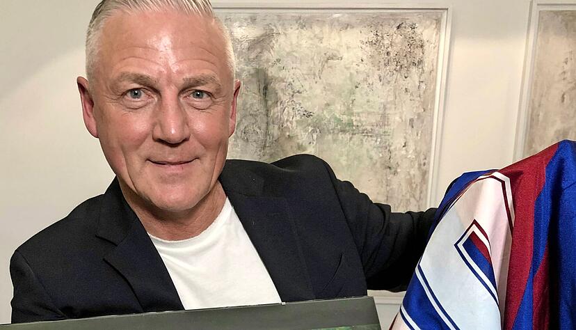 Ferenc Schmidt, das Kölner Teambild und das Trikot von Maradona.
Foto: privat Ferenc Schmidt, das Kölner Teambild und das Trikot von Maradona.
Foto: privat