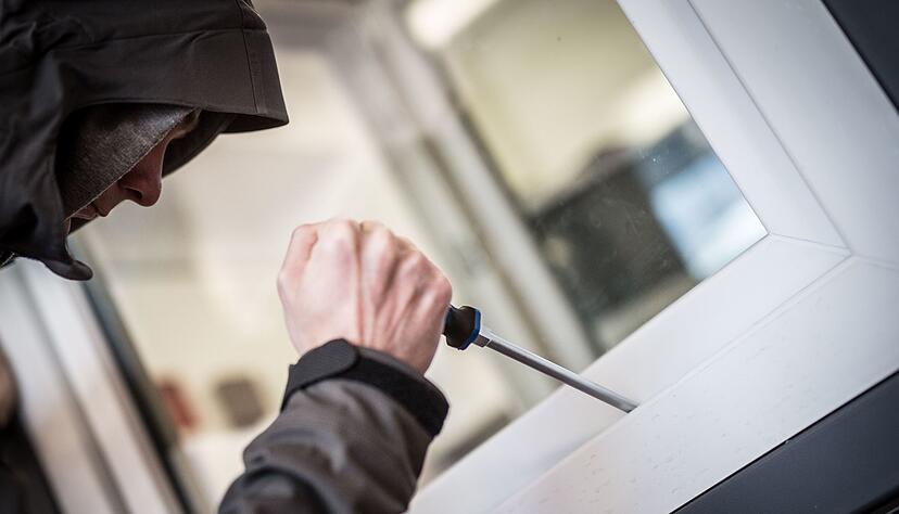 Ein typischer Einstiegsweg: Mit einfachen Werkzeugen k&ouml;nnen Einbrecher ungesicherte Fenster aufhebeln.