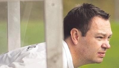 Genauer Beobachter: Thorsten Barth, Trainer des TSV Michelfeld, freut sich &uuml;ber den sechsten Sieg im sechsten Spiel.