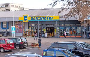 Masken auf dem Parkplatz, Abstandsregeln, Hygienema&szlig;nahmen: Alle Einkaufsm&auml;rkte, wie der Edeka am Heilbronner S&uuml;dbahnhof, haben die Verordnungen des Landes umgesetzt.
Foto: Marion Berger