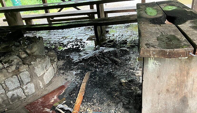 In einer Grillhütte am Wartberg in Heilbronn sind nach Angaben der Polizei am Mittwochnachmittag zwei Holztische in Brand geraten.