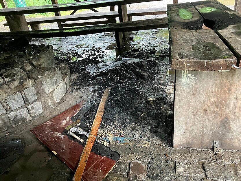 In einer Grillhütte am Wartberg in Heilbronn sind nach Angaben der Polizei am Mittwochnachmittag zwei Holztische in Brand geraten.