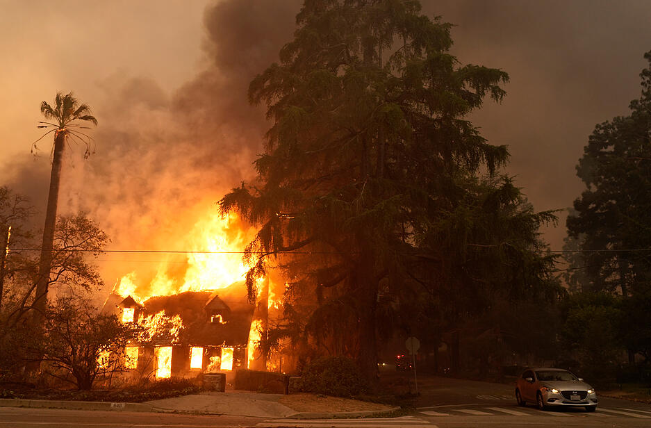 Kalifornien wird erneut von tödlichen Großbränden heimgesucht. Ein Haus in der Santa Rosa Ave., auch bekannt als Christmas Tree Lane, steht im Stadtteil Altadena von Pasadena in Flammen. Kalifornien wird erneut von tödlichen Großbränden heimgesucht. Ein Haus in der Santa Rosa Ave., auch bekannt als Christmas Tree Lane, steht im Stadtteil Altadena von Pasadena in Flammen.