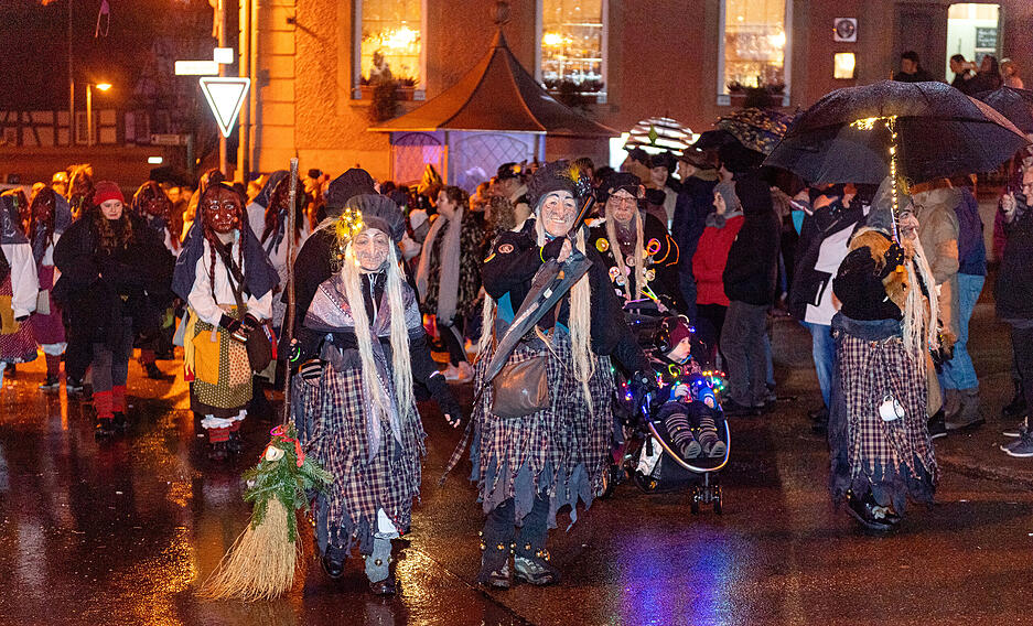 Nachtumzug der M&uuml;hlenhexen in Auenstein