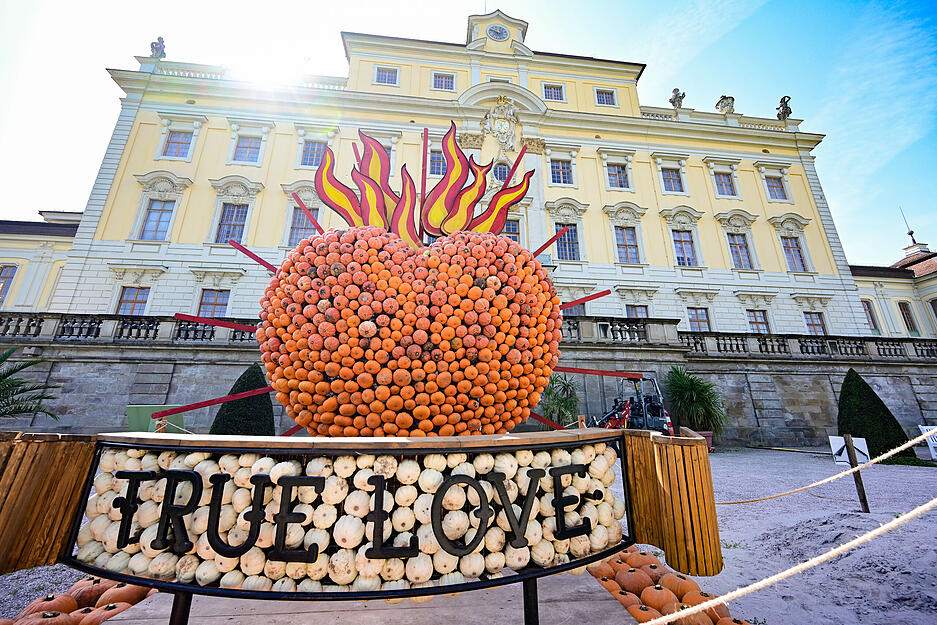 Ein Herz aus K&uuml;rbissen und der Schriftzug &laquo;True Love&raquo; sind im Park im Bl&uuml;henden Barock in Ludwigsburg im Rahmen einer K&uuml;rbisausstellung aufgebaut.