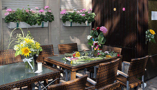 Blumen vor dem Lokal an der Wollhausstraße 111 zeugen von der großen Anteilnahme nach dem Bekanntwerden von Hessers Tod. Foto: Veigel Blumen vor dem Lokal an der Wollhausstraße 111 zeugen von der großen Anteilnahme nach dem Bekanntwerden von Hessers Tod. Foto: Veigel
