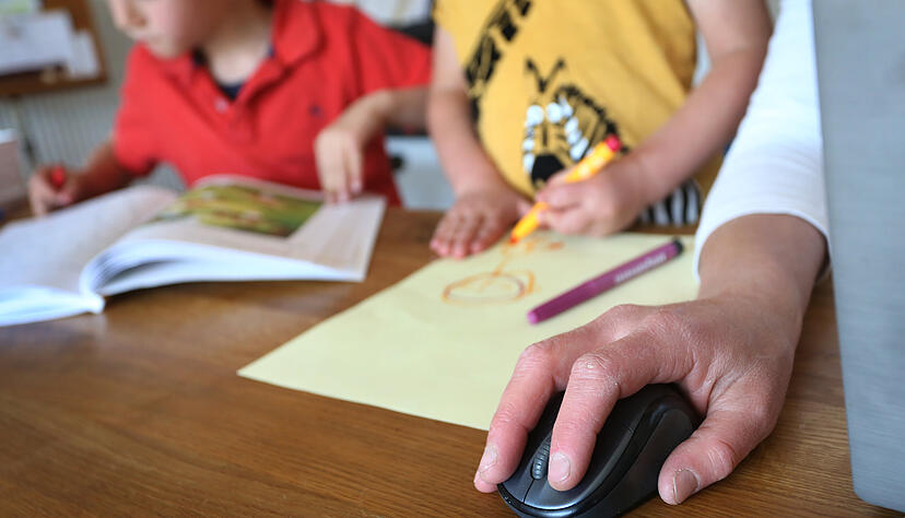 Kinderbetreuung und Arbeiten - das sollen Eltern in diesen Tagen irgendwie unter einen Hut bekommen. Für viele ist die Situation eine große Herausforderung. Foto: dpa