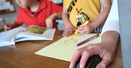Kinderbetreuung und Arbeiten - das sollen Eltern in diesen Tagen irgendwie unter einen Hut bekommen. Für viele ist die Situation eine große Herausforderung. Foto: dpa