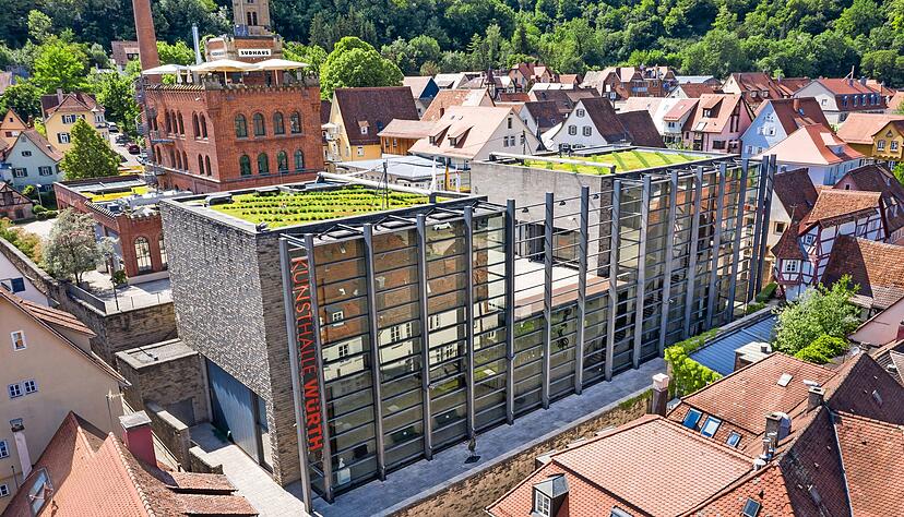 Zwischen den Fachwerkhäusern der Altstadt von Schwäbisch Hall dominiert die Kunsthalle Würth. Durch die Verbindung zum renovierten historischen Sudhaus dahinter bietet die Kunsthalle heute 2600 Quadratmeter Ausstellungsfläche.
Foto: Andi Schmid Zwischen den Fachwerkhäusern der Altstadt von Schwäbisch Hall dominiert die Kunsthalle Würth. Durch die Verbindung zum renovierten historischen Sudhaus dahinter bietet die Kunsthalle heute 2600 Quadratmeter Ausstellungsfläche.
Foto: Andi Schmid