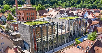 Zwischen den Fachwerkh&auml;usern der Altstadt von Schw&auml;bisch Hall dominiert die Kunsthalle W&uuml;rth. Durch die Verbindung zum renovierten historischen Sudhaus dahinter bietet die Kunsthalle heute 2600 Quadratmeter Ausstellungsfl&auml;che.
Foto: Andi Schmid
