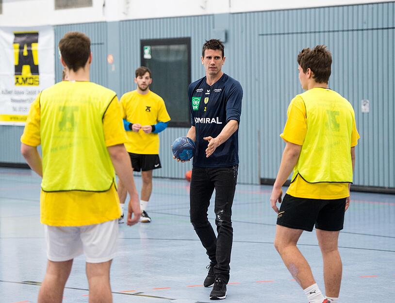 Lernen vom weltbesten Spielmacher: Andy Schmid erklärt den A-Junioren, mit welchen Spielzügen sie eine Überzahlsituation zum Torerfolg ausspielen können.