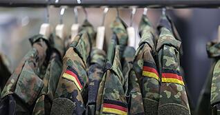 Künftig mehr junge Menschen in Tarnfarben? Junge Menschen aus der Region Heilbronn und aus Hohenlohe äußern sich zur Wehrpflicht-Debatte. Künftig mehr junge Menschen in Tarnfarben? Junge Menschen aus der Region Heilbronn und aus Hohenlohe äußern sich zur Wehrpflicht-Debatte.