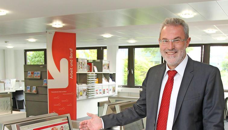 Agenturleiter Jürgen Czupalla ist stolz auf das neugestaltete BiZ.
Foto: Veigel Agenturleiter Jürgen Czupalla ist stolz auf das neugestaltete BiZ.
Foto: Veigel