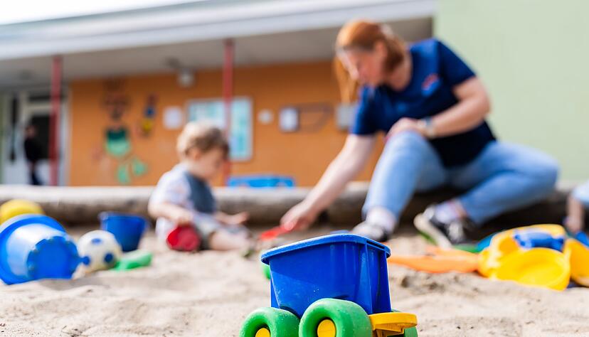 Nur der Anteil der Kinder, die weniger als 25 Stunden pro Woche in der Kita sind, sank. (Archivfoto)