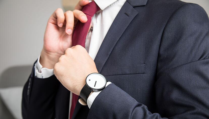 Gerade bei sommerlichen Temperaturen nicht immer angenehm: Anzug tragen.