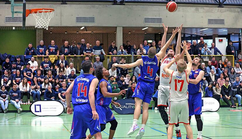 Die Halle voll, das Spiel umkämpft. Heilbronns Martin Affolter und Nils Maisel (vorne) gewinnen in dieser Szene einen Rebound gegen die Haiterbacher Defensive. Die Halle voll, das Spiel umkämpft. Heilbronns Martin Affolter und Nils Maisel (vorne) gewinnen in dieser Szene einen Rebound gegen die Haiterbacher Defensive.