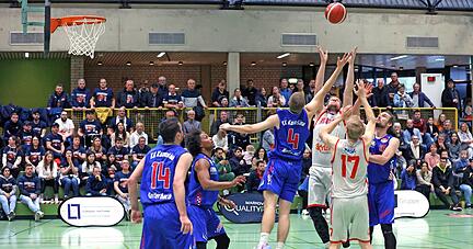 Die Halle voll, das Spiel umkämpft. Heilbronns Martin Affolter und Nils Maisel (vorne) gewinnen in dieser Szene einen Rebound gegen die Haiterbacher Defensive.