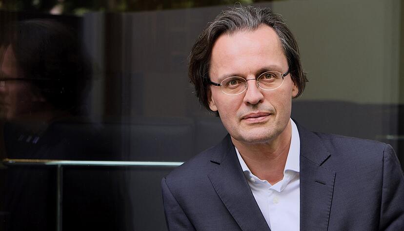 Der Medienwissenschaftler Bernhard Pörksen sieht den unabhängigen Journalismus bedroht.