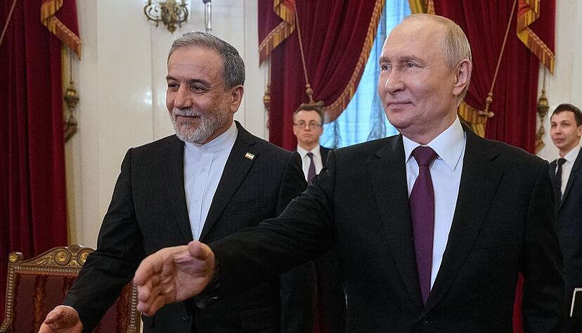Der russische Pr&auml;sident Wladimir Putin, rechts, und der iranische Au&szlig;enminister Abbas Araghtschi sprachen in Moskau &uuml;ber den Iran-Krieg