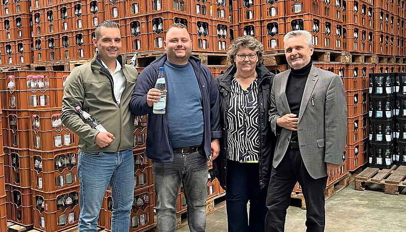 Der Mineralwasserabf&uuml;ller W&uuml;teria ist ein regionales, mittelst&auml;ndisches Unternehmen. Joachim und Anke V&ouml;lkel geben die Verantwortung jetzt in einem flie&szlig;enden &Uuml;bergang an die S&ouml;hne Manuel und Daniel V&ouml;lkel (von rechts) weiter.
Foto: Ulrike Plapp-Schirmer