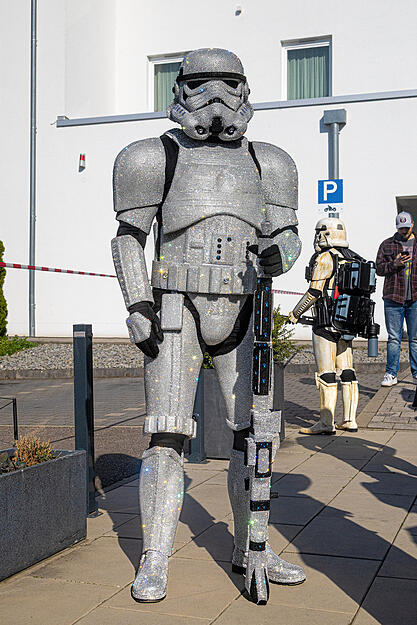 Der beliebte Sprecher steht für Autogrammstunden und Live-Interviews bereit und gewährt dabei spannende Einblicke hinter die Kulissen des Kult-Franchises.