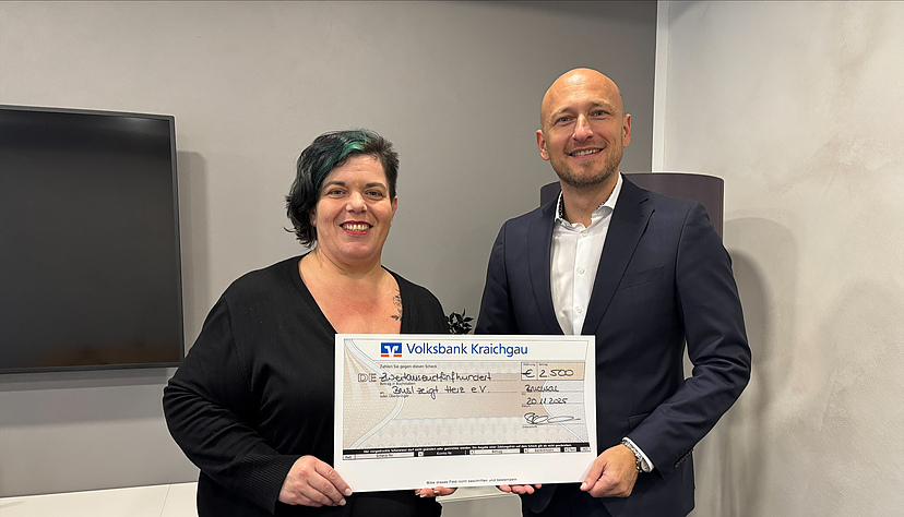 Brusl zeigt Herz e.V. (v.l.n.r.) Vereinsvorsitzende Manuela Peters, stv. Vorstandsvorsitzender der Volksbank Kraichgau Dimitrios Meletoudis