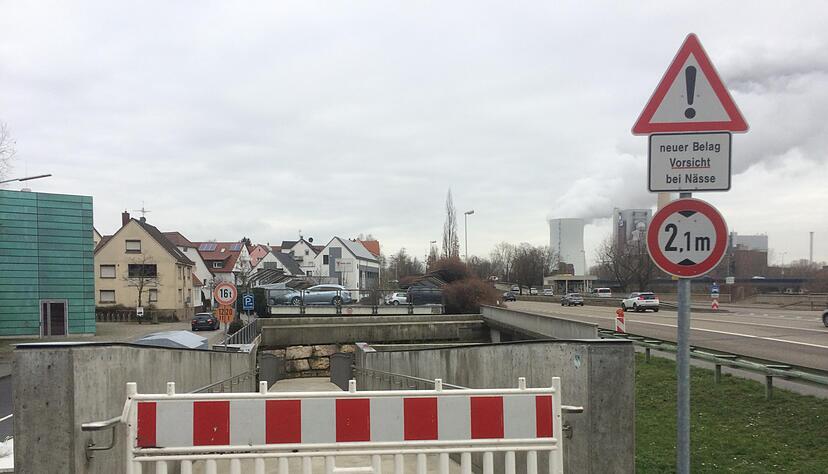 Straßen wegen Hochwasser gesperrt Straßen wegen Hochwasser gesperrt