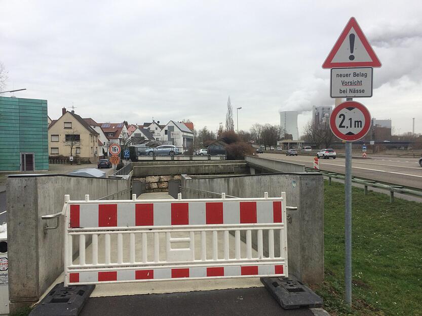 Straßen wegen Hochwasser gesperrt Straßen wegen Hochwasser gesperrt
