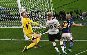 Takuma Asano (r) traf f&uuml;r Japan zum Sieg.