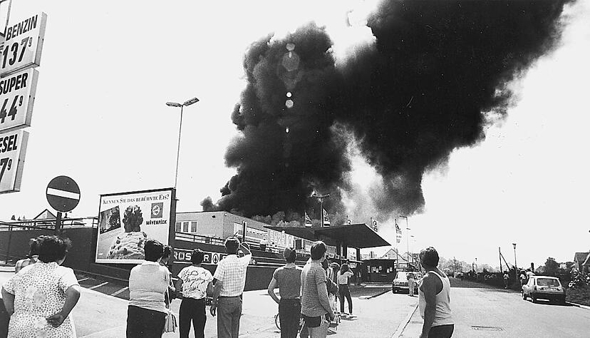 19.06.1985: Größter Brand in Heilbronn seit Jahren: Sontheimer „Sparland“ in Flammen. Der Schaden wird auf mindestens drei Millionen Mark geschätzt. Ursache des Großbrandes ist ein Kurzschluss an einer elektrischen Anlage.
