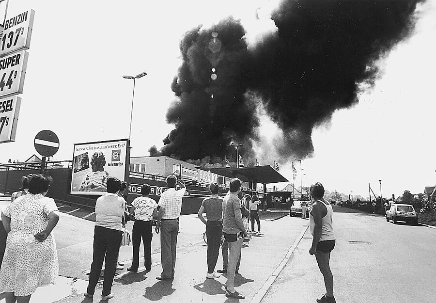 19.06.1985: Größter Brand in Heilbronn seit Jahren: Sontheimer „Sparland“ in Flammen. Der Schaden wird auf mindestens drei Millionen Mark geschätzt. Ursache des Großbrandes ist ein Kurzschluss an einer elektrischen Anlage.
