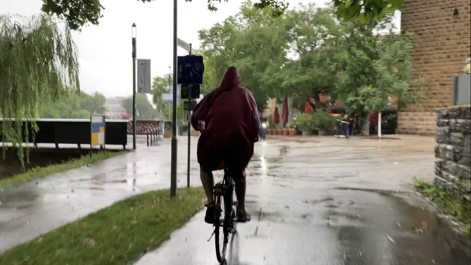 Mit einer Regenjacke bewaffnet, traut sich ein Radfahrer in Heilbronn ins Unwetter. Mit einer Regenjacke bewaffnet, traut sich ein Radfahrer in Heilbronn ins Unwetter.