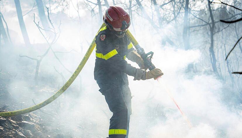Schon seit Tagen k&auml;mpft die Feuerwehr gegen den Waldbrand in S&uuml;dfrankreich.