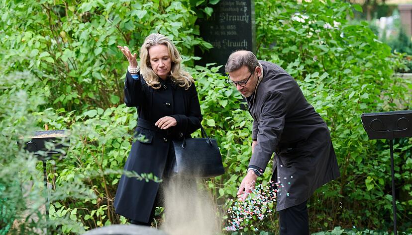 Die Beisetzung fand auf dem Dorotheenst&auml;dtischen Friedhof statt. Hier wirft Sarah Wedl-Wilson, Berliner Kultursenatorin, Konfetti.