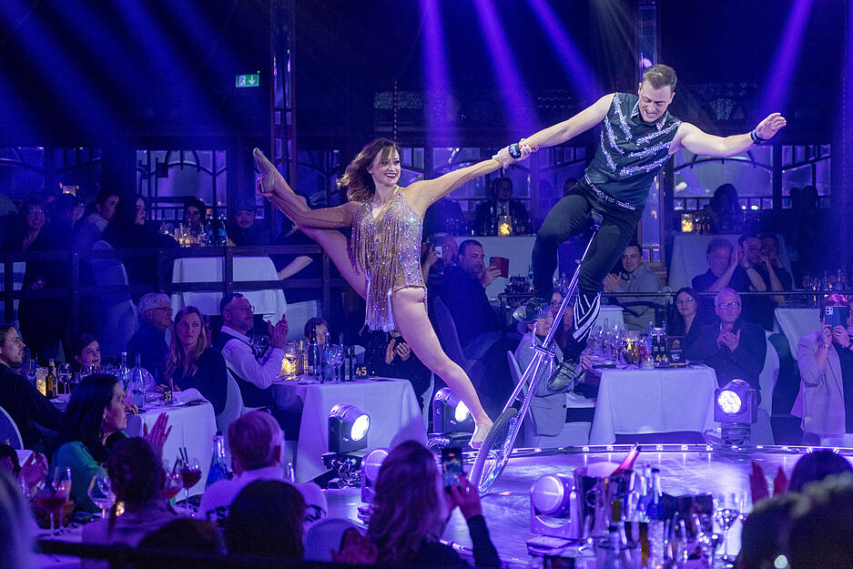 Und und ein internationales Showprogramm. Und und ein internationales Showprogramm.