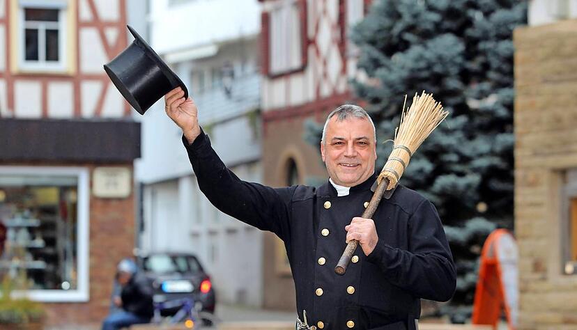 Schornsteinfegermeister Ulrich Heidinger ist in Brackenheim bestimmt so bekannt wie der B&uuml;rgermeister. Wenn er in voller Montur auftritt, freuen sich die Passanten. Viele wollen ihn ber&uuml;hren, weil das Gl&uuml;ck bringen soll.Foto: Andreas Veigel