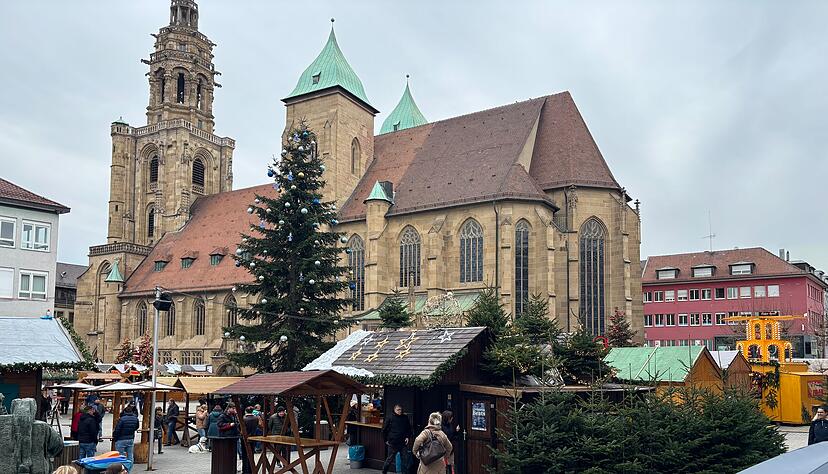 Auf dem Kiliansplatz ist mittags um die Vorweihnachtszeit einiges los. Während der Mittagspause lassen es sich viele bei warmen Getränken und Leckerbissen gut gehen.