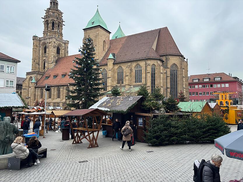 Auf dem Kiliansplatz ist mittags um die Vorweihnachtszeit einiges los. Während der Mittagspause lassen es sich viele bei warmen Getränken und Leckerbissen gut gehen.