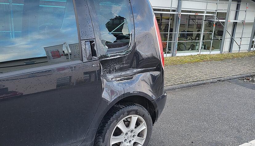 Dieses Auto der Firma Zornow in Leingarten wurde beschädigt. Es ist nicht der erste Schaden, der in dem Industriegebiet passiert ist. Dieses Auto der Firma Zornow in Leingarten wurde beschädigt. Es ist nicht der erste Schaden, der in dem Industriegebiet passiert ist.