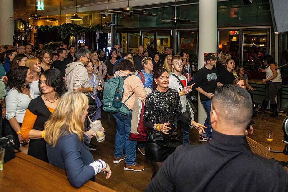 Besucher wagen sich bei der Heilbronner Live-Nacht auf die Tanzfläche. Besucher wagen sich bei der Heilbronner Live-Nacht auf die Tanzfläche.