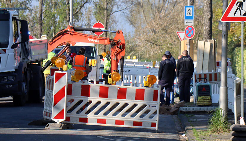 An einer Baugrube stehen Arbeiter und Mitarbeiter vom Kampfmittelbeseitigungsdienst. Bei Bauarbeiten im Mannheimer Stadtteil Seckenheim ist eine Weltkriegsbombe gefunden worden.