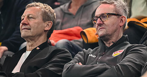 Vereinslegende Guido Buchwald (links) steht auch Alexander Wehrle als Vorstandsvorsitzendem des VfB Stuttgart mit Rat und Tat zur Seite.