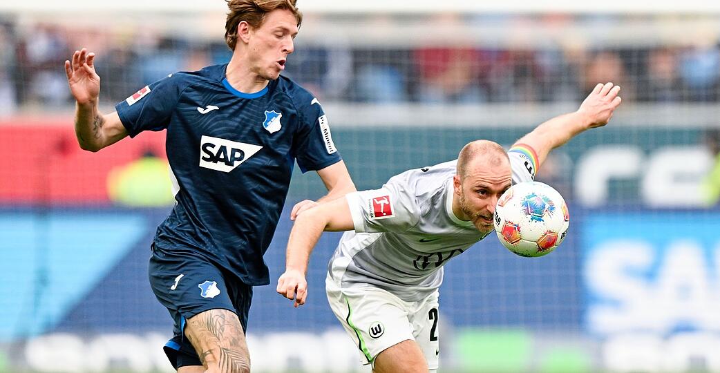 Hoffenheims Wouter Burger (links) im Duelle mit Wolfsburgs Christian Eriksen.